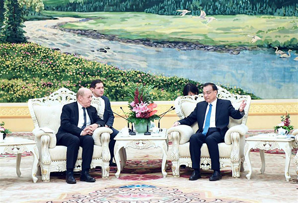 Premier Li Keqiang (R) meets with visiting French Foreign Minister Jean-Yves Le Drian in Beijing, Nov 24, 2017. [Photo/Xinhua]