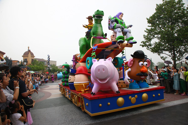 A Toy Story theme parade inside Shanghai Disneyland. [Photo/China Daily]