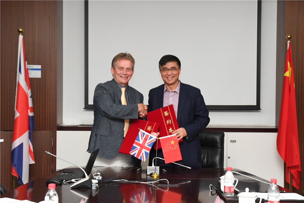 Professor Jon Frampton (left) and Professor Tang Tao signed a Memorandum of Understanding (MoU) to explore setting up a joint Artificial Intelligence research center.
