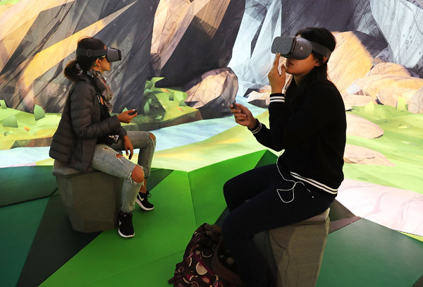 Customers try the Google Daydream VR at a Google pop-up shop in the SoHo neighborhood in New York City. The shop lets people try out new Google products such as the Pixel phone, Google Home, and Daydream VR. [Photo provided to China Daily]
