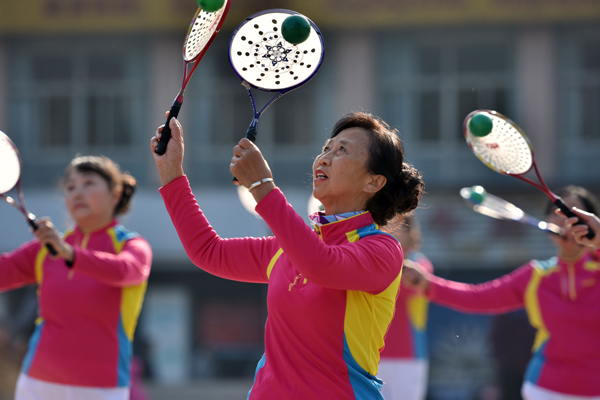 Retirees and homemakers practise taichi at a playground in Chaohu, Anhui province. [Photo/China Daily]