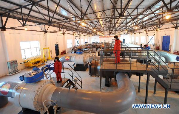 Workers inspect the pipeline equipments in Daqing, northeast China's Heilongjiang Province, Jan. 10, 2011. [Photo/Xinhua]