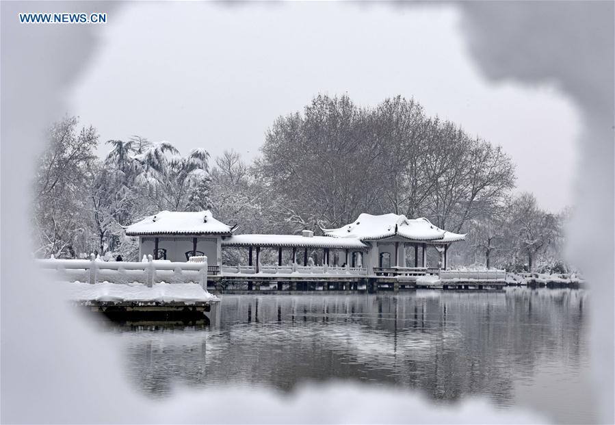Snow covers the Longhu Park in Huainan City, east China's Anhui province, Jan. 5, 2018, on the occasion of "Xiaohan" (Lesser Cold), the 23rd of the 24 solar terms. [Photo/Xinhua]