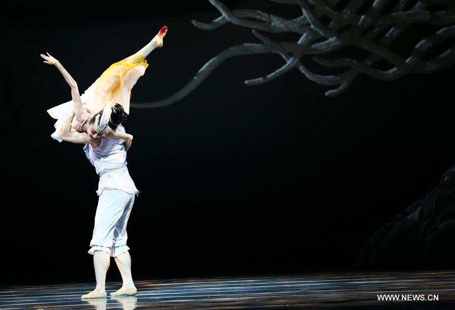 Performers dance during a media preview of Chinese dance drama "Soaring Wings: Journey of the Crested Ibis" at Lincoln Center in New York, the United States, on Jan. 5, 2018. The Chinese dance drama performed by the Shanghai Dance Theater will make its American debut at Lincoln Center on Friday night. [Photo/Xinhua]