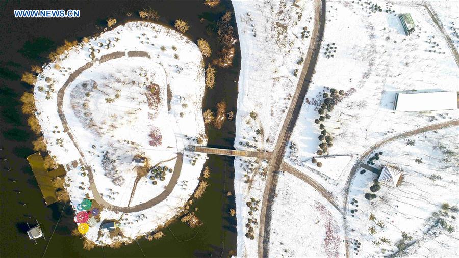 Aerial photo taken on Jan. 5, 2018 shows a snow-covered park in Bozhou, east China's Anhui Province, on the occasion of "Xiaohan" (Lesser Cold), the 23rd of the 24 solar terms. [Photo/Xinhua]