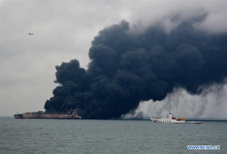 A Chinese vessel (R) is dispatched to rescue crew members after a Panama-registered oil tanker and a Hong Kong-registered bulk freighter collided in waters about 160 sea miles east of the Yangtze River's estuary, Jan. 7, 2018. [Photo/Xinhua]