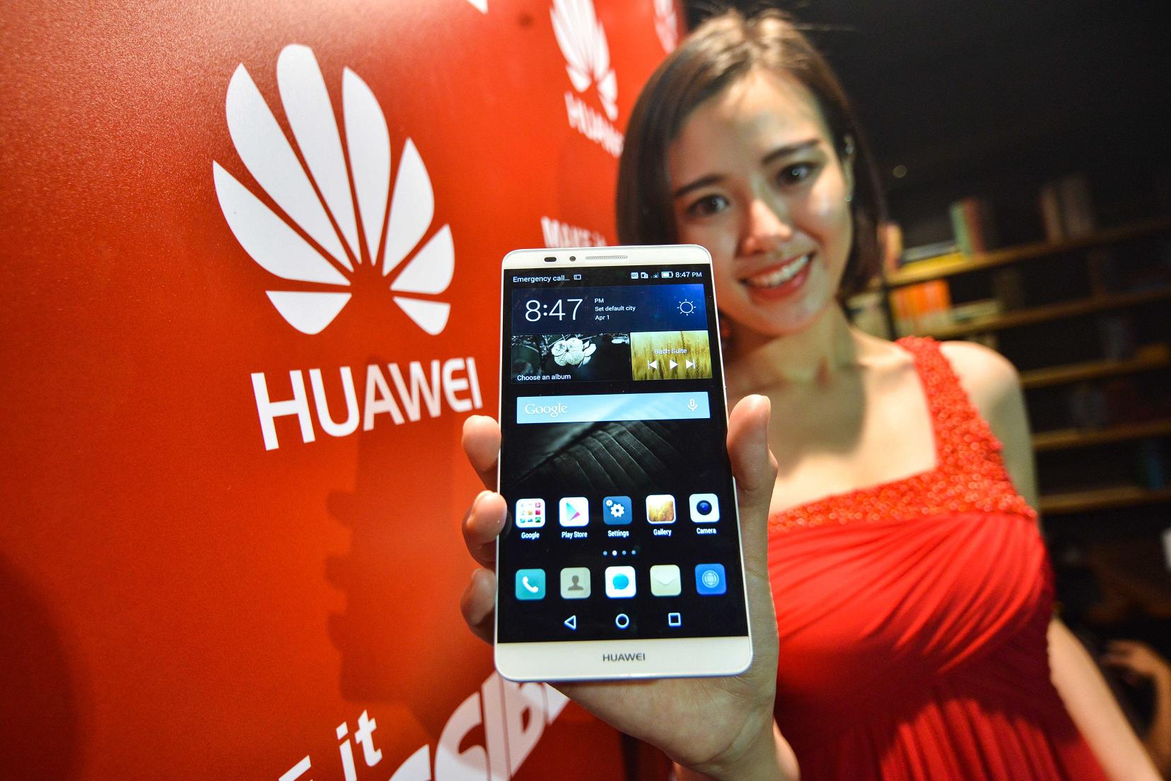 A model presents Huawei company's latest product called "Mate 7" in Kuala Lumpur, Malaysia on Nov 13, 2014. [Photo/Xinhua]