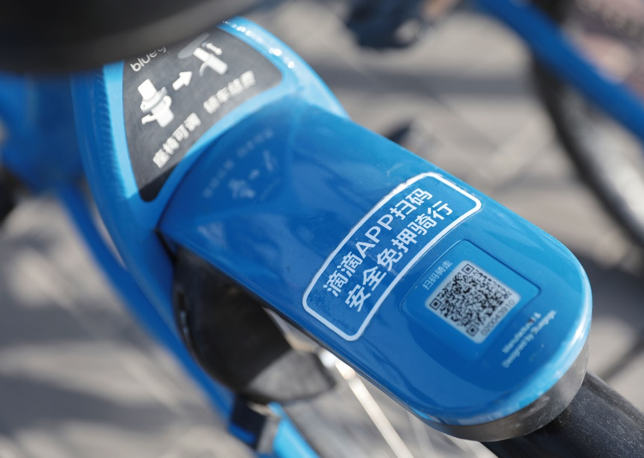 Users are able to scan the QR code on Bluegogo bikes via Didi Chuxing's app to take a deposit-free ride. [Provided to China Daily]