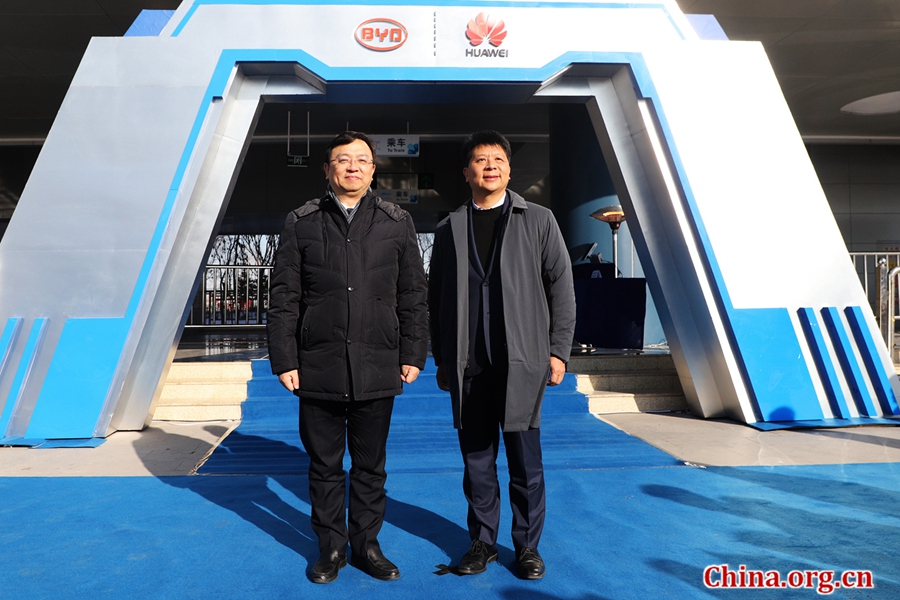 Wang Chuanfu (L), president and chairman of Chinese automaker BYD, poses for a photo with Guo Ping, vice-president and rotating CEO of electronics giant Huawei, as the companies unveil a driverless SkyRail monorail system in Yinchuan, Ningxia Hui Autonomous Region, Jan. 10, 2018. [Photo provided to China.org.cn]