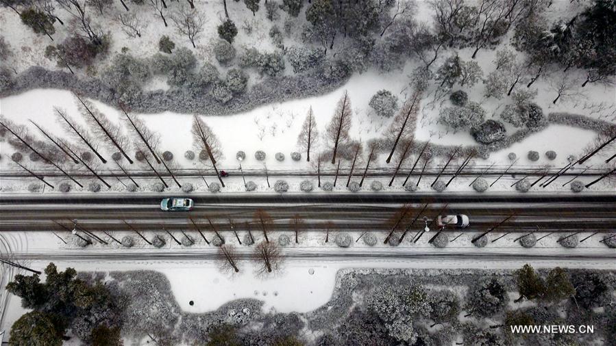 The woods on both sides of the lane at Slender West Lake are covered with snow in Yangzhou, east China's Jiangsu Province, Jan. 25, 2018. [Photo/Xinhua]