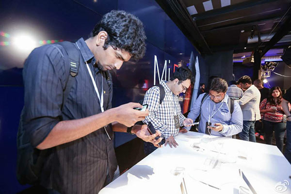 Indian customers experience the Mi 5 on March 31, 2016. [Photo provided to chinadaily.com.cn]