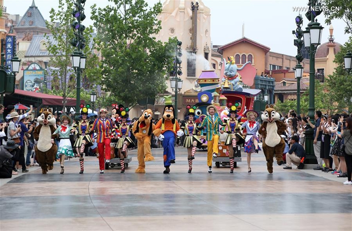 Tourists watch a parade along the Mickey Avenue of Shanghai Disneyland in Shanghai, China. [Photo/Xinhua]