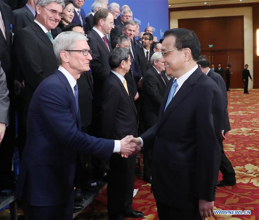 Chinese Premier Li Keqiang (R) meets with foreign delegates attending the China Development Forum (CDF) 2018 in Beijing, capital of China, March 26, 2018. [Photo/Xinhua]