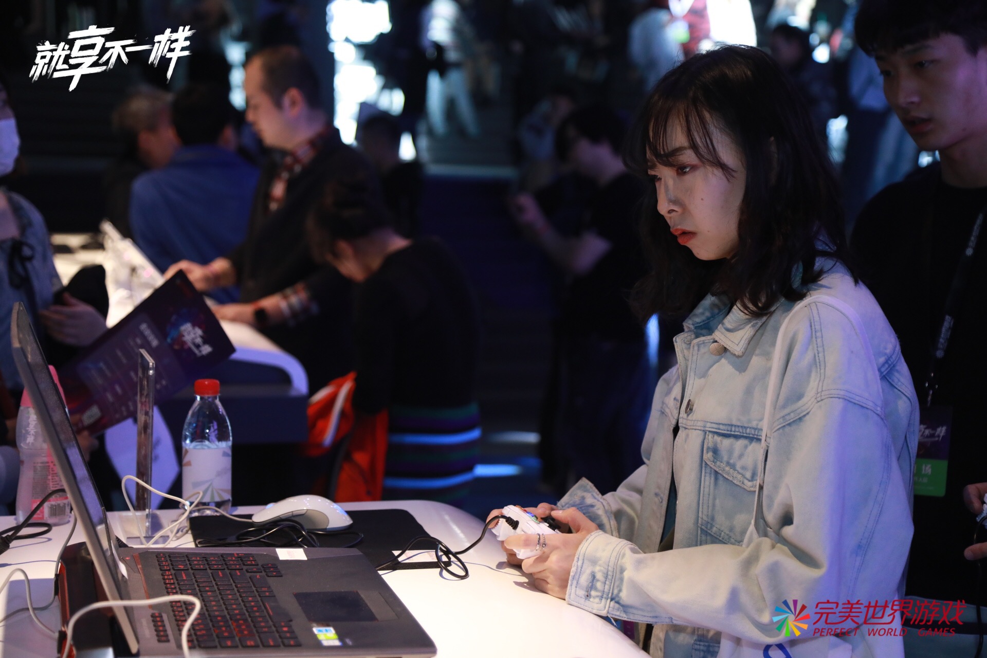 A woman plays a PC game in an experience center on March 27 in Beijing. [Photo courtesy of Perfect World]