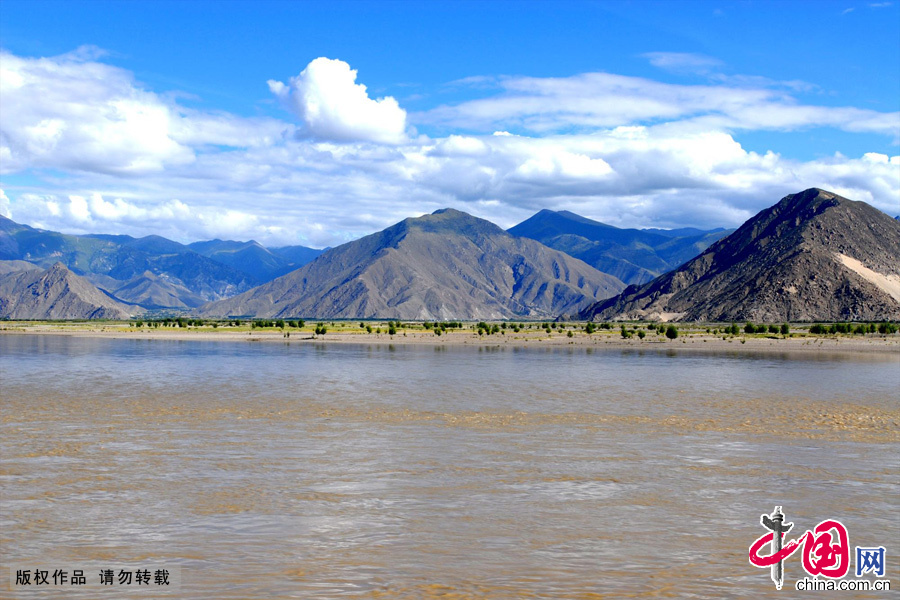 Stretching for more than 2,900 kilometers and as the river at the highest altitude in the world, the Yarlung Zangbo River is located in southwest China&apos;s Tibet Autonomous Region. The river is sourced in the Gyaimanezong Glacier in Zongba County, which is in the northern foothills of the Himalayas. It flows from west to east across the southern section of the Tibetan Plateau. [China.org.cn]