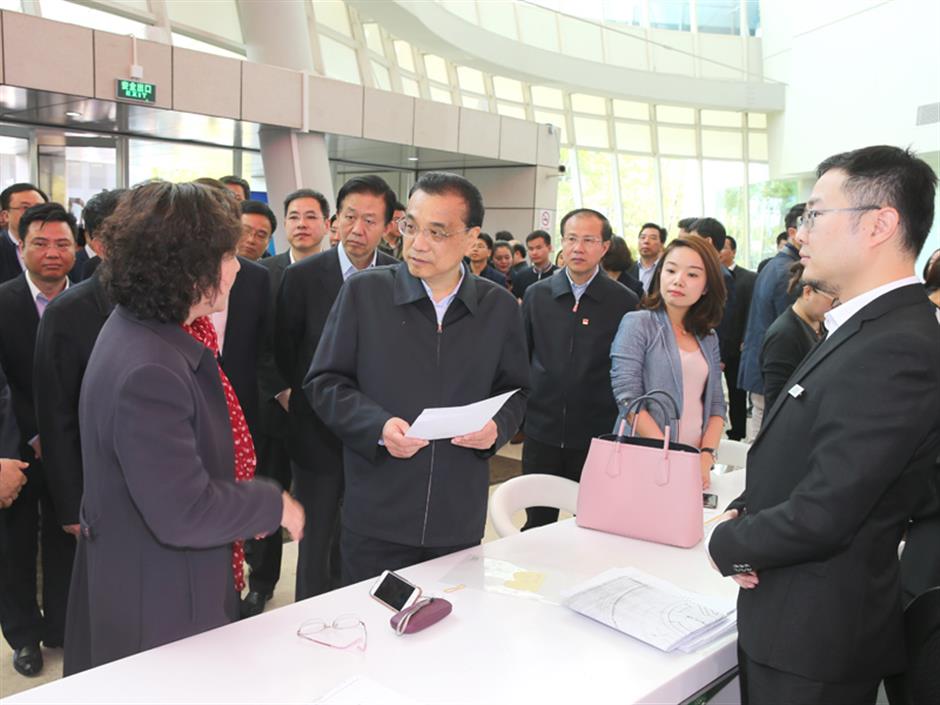 Premier Li Keqiang on Tuesday pays a visit to the China (Shanghai) Pilot Free Trade Zone. [Photo/www.gov.cn]