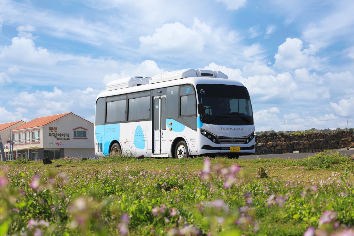 A photo shows a BYD eBus-7 is cruising in Udo, the largest island of Jeju. [Photo courtesy of BYD]
