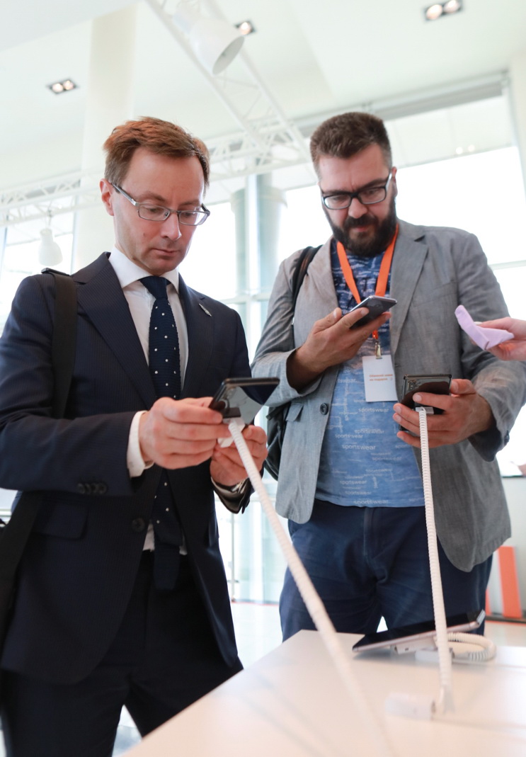 Russian consumers look at Xiaomi's new flagship smartphone in Moscow. [Photo/China Daily]