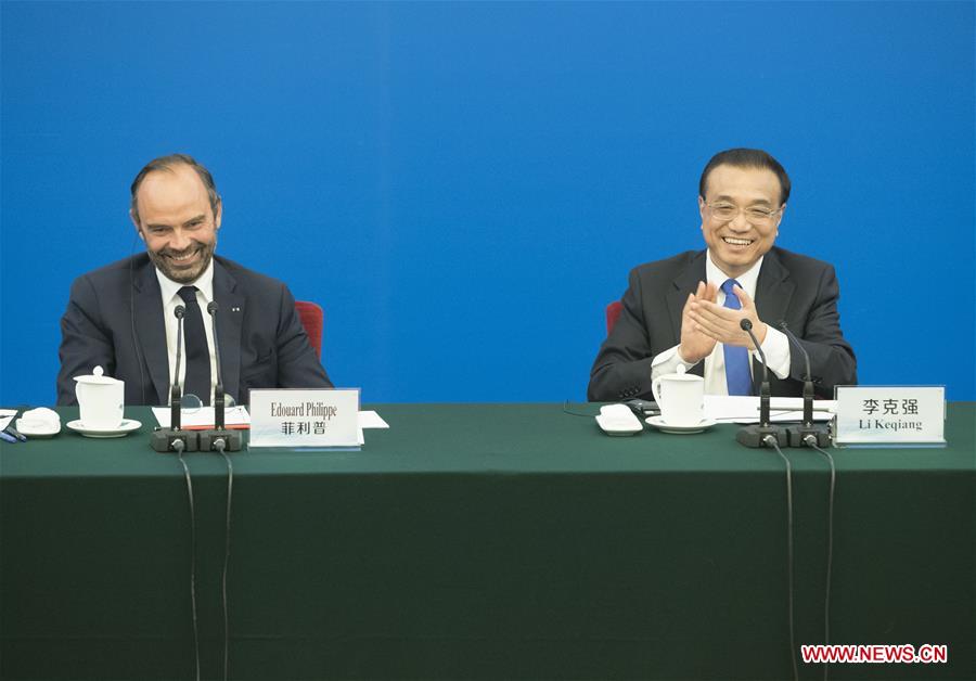 Chinese Premier Li Keqiang (R) and his visiting French counterpart Edouard Philippe attend a symposium that gathered executives from more than 30 Chinese and French enterprises in Beijing, capital of China, June 25, 2018. [Photo/Xinhua]