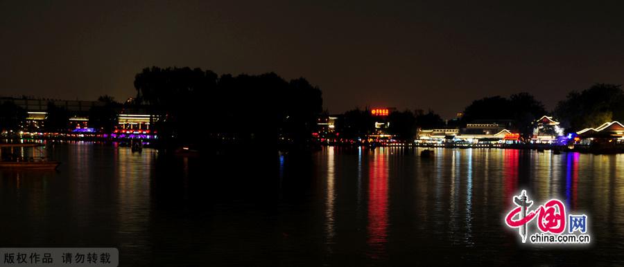 Houhai Lake is a friendly escape for all people from the hustle bustle of big city life, even if for a couple of hours. Houhai seems to be a veritable well-known secret as it can sometimes be hard to find, it is tucked in behind the alley ways and busy streets of the main city. 