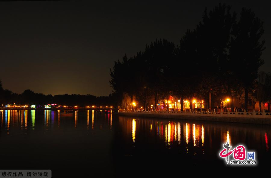 Houhai Lake is a friendly escape for all people from the hustle bustle of big city life, even if for a couple of hours. Houhai seems to be a veritable well-known secret as it can sometimes be hard to find, it is tucked in behind the alley ways and busy streets of the main city. 