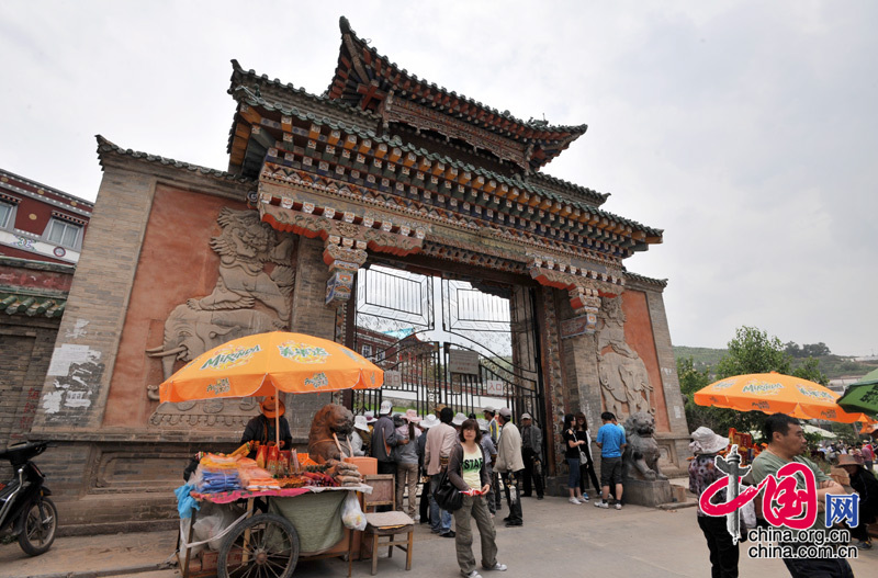 The Ta&apos;er Temple is located at the southwest corner of Lusha&apos;er Town in Niezhong County, Qinghai Province. It is one of the six temples of the Gelug Sect of Tibetan Buddhism. 