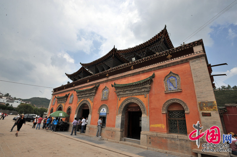 The Ta&apos;er Temple is located at the southwest corner of Lusha&apos;er Town in Niezhong County, Qinghai Province. It is one of the six temples of the Gelug Sect of Tibetan Buddhism. 