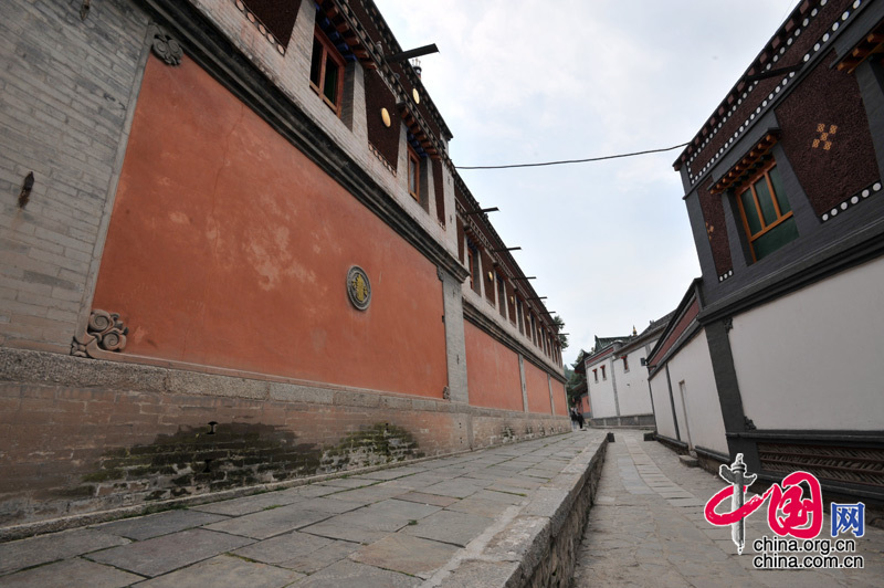 The Ta&apos;er Temple is located at the southwest corner of Lusha&apos;er Town in Niezhong County, Qinghai Province. It is one of the six temples of the Gelug Sect of Tibetan Buddhism. 