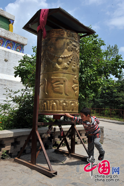 The Ta&apos;er Temple is located at the southwest corner of Lusha&apos;er Town in Niezhong County, Qinghai Province. It is one of the six temples of the Gelug Sect of Tibetan Buddhism. 