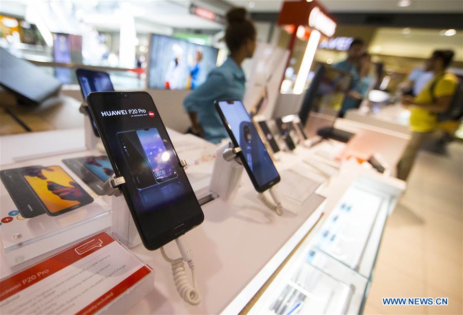 HUAWEI P20 Series smartphones are seen at the Eaton Centre in Toronto, Canada, May 17, 2018. [Photo/Xinhua]