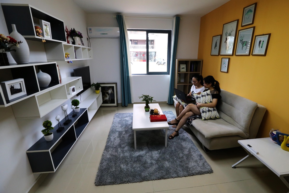 Tenants relax in a leased apartment in Wuhan, capital of Hubei province. [Photo/China Daily]