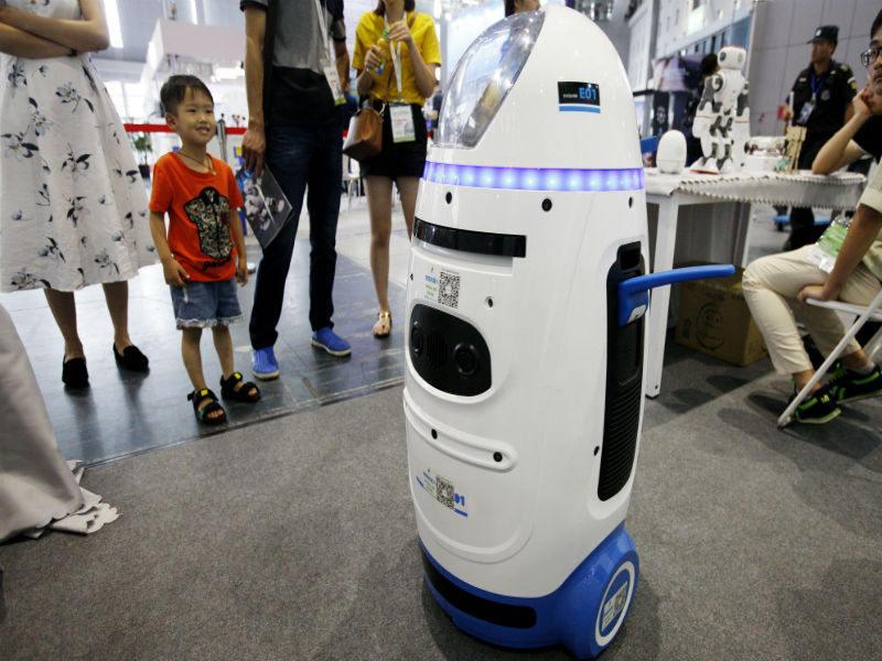 A domestic robot attracts attention from visitors at the 6th China International Robotics Expo at the Shanghai National Convention and Exhibition Center on July 6, 2017. [Photo/Xinhua]