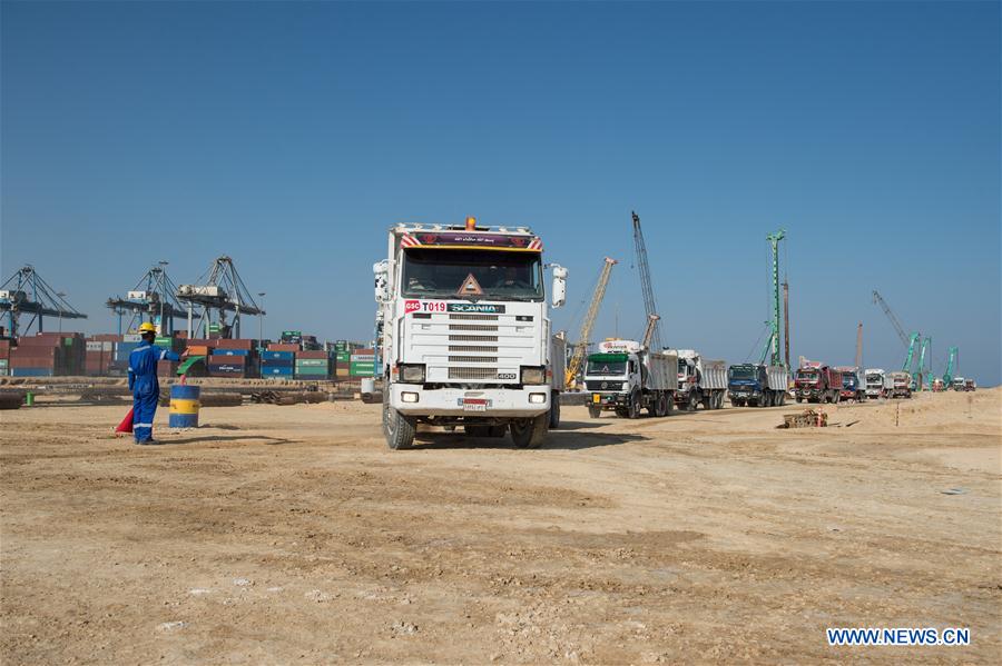 An Egyptian worker directs engineering vehicles at the construction site of a new terminal basin in Sokhna Port of Suez Governorate, Egypt, Aug. 28, 2018. [Photo/Xinhua]