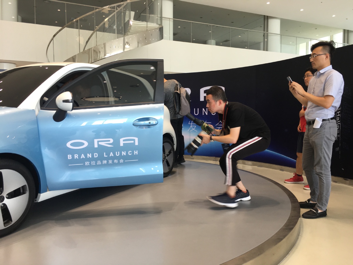 An Ora model unveiled by Great Wall Motor Co attracts the attention of journalists.[Photo /China Daily]