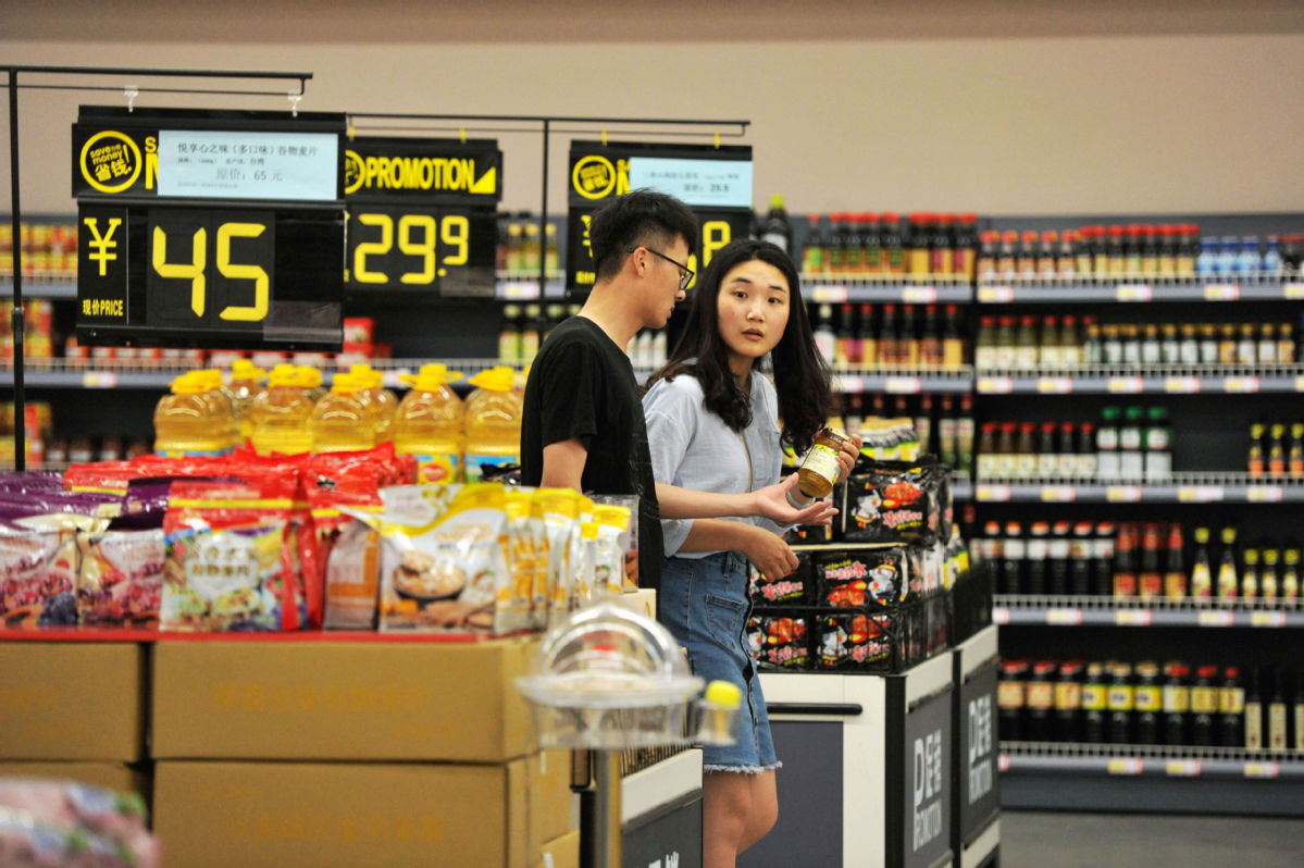Shoppers at an imported goods store at the bonded port area of Qingdao, Shandong province. [Photo/China Daily]
