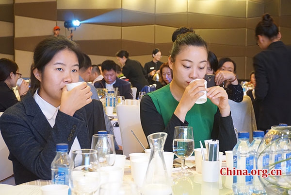 Chinese tea dealers taste Indian tea at the event to promote Indian tea exports to China in Beijing on Oct. 24, 2018. [Photo by Huang Shan/China.org.cn]