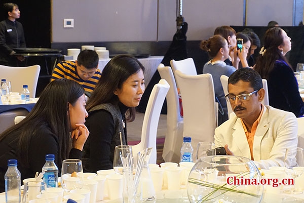 An Indian businessman talks with Chinese tea dealers during the event to promote Indian tea exports to China in Beijing on Oct. 24, 2018. [Photo by Huang Shan/China.org.cn]