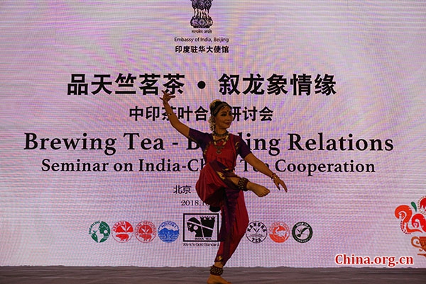 A dancer performs Indian dance at the event to promote Indian tea exports to China in Beijing on Oct. 24, 2018. [Photo by Huang Shan/China.org.cn]