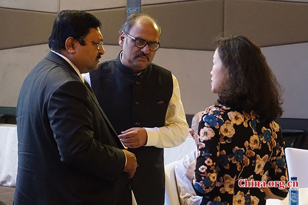 Indian businessmen talk with a Chinese tea importer during the event to promote Indian tea exports to China in Beijing on Oct. 24, 2018. [Photo by Huang Shan/China.org.cn]