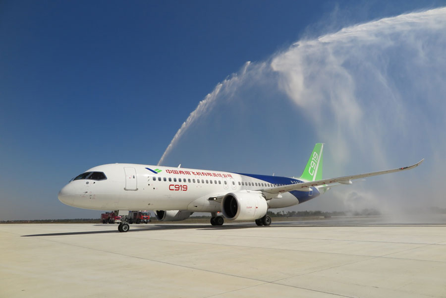 The C919 large passenger plane lands smoothly at Yaohu Airport in Nanchang, East China's Jiangxi province. [Photo/chinadaily.com.cn]