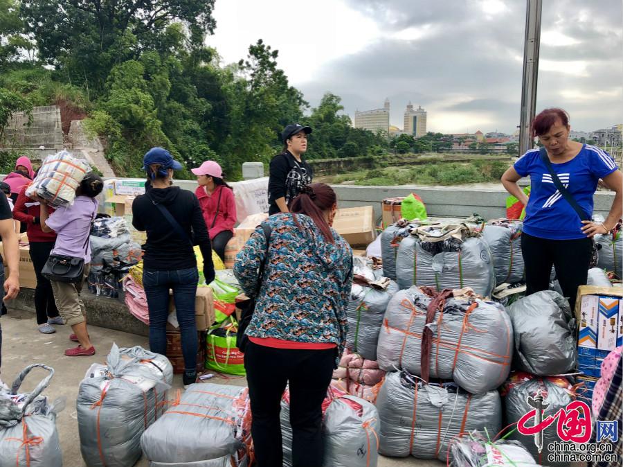 The border trading is in progress in Dongxing, located in the southern part of Guangxi Zhuang Autonomous Region. [Photo/China.org.cn]