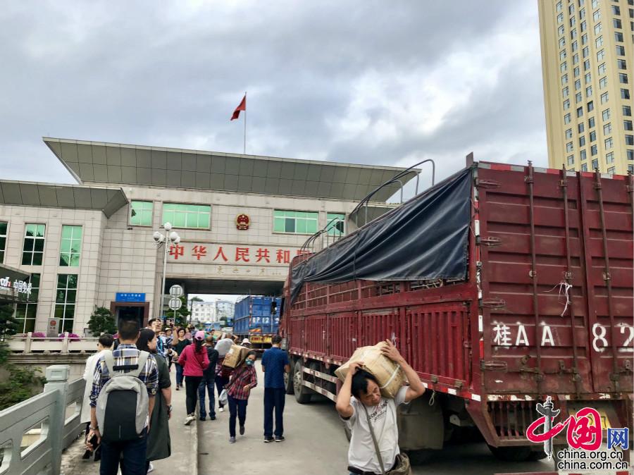 The border trading is in progress in the gateway of Dongxing, located in the southern part of Guangxi Zhuang Autonomous Region. [Photo/China.org.cn]