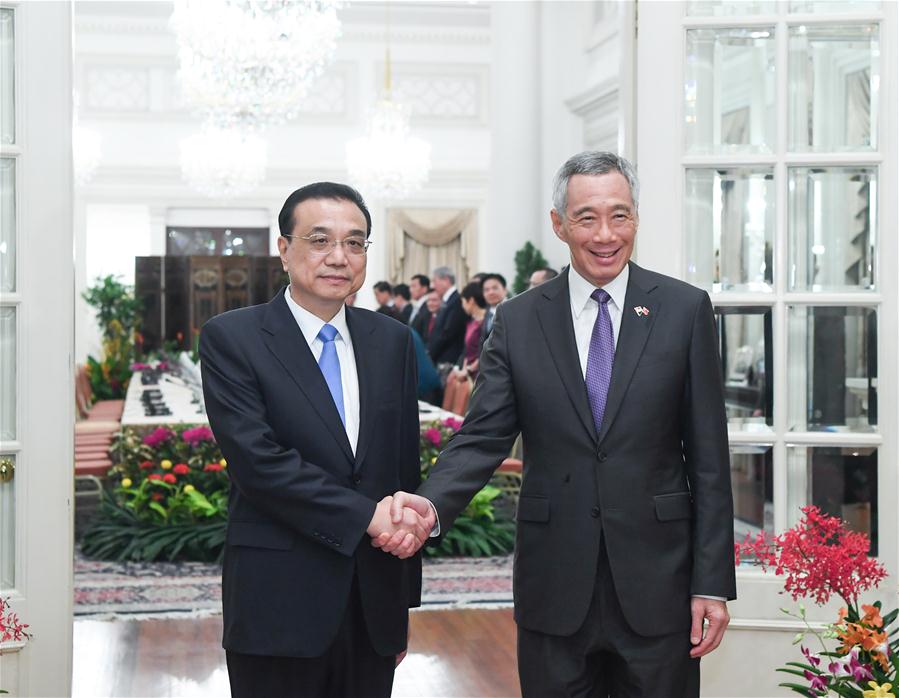 Chinese Premier Li Keqiang (L) holds talks with Singaporean Prime Minister Lee Hsien Loong in Singapore, Nov. 12, 2018. [Photo/Xinhua]