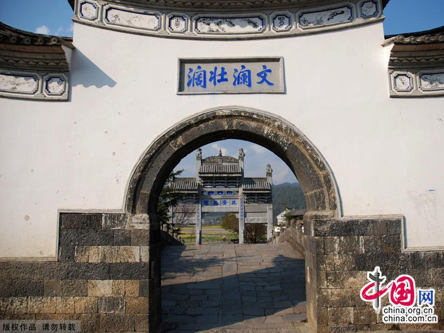 Tengchong in Baoshan, Yunnan, is located on the border with Myanmar. It was once a communications hub of the Silk Road. As a cultural and historical city, it is now a trading post for emerald.