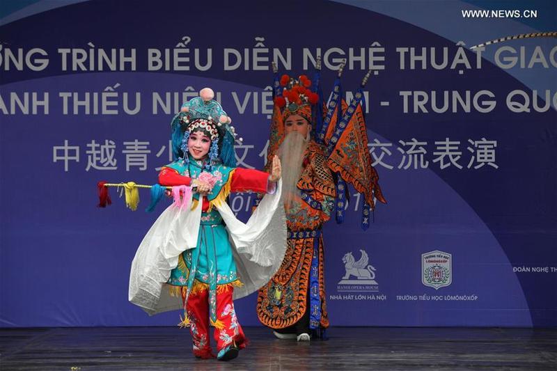 Enchanted by Chinese arts, Vietnamese students, educators push