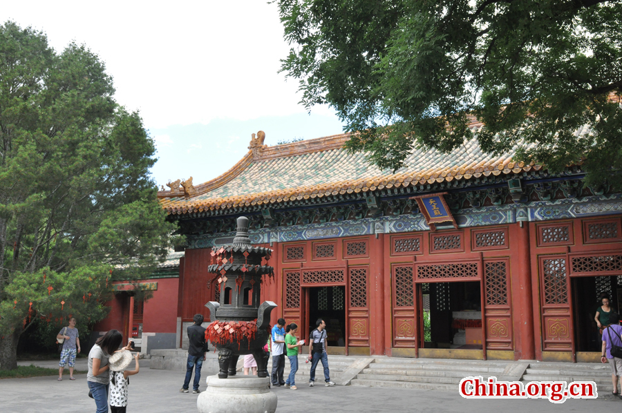 Located to the west of the Forbidden City and Jingshan Park, Beihai (literally the Northern Sea) Park is one of the oldest, largest and best-preserved ancient imperial gardens in China. It was the former palace of emperors for successive dynasties. The park covers an area of 68 hectares, half of which is covered by a lake.
