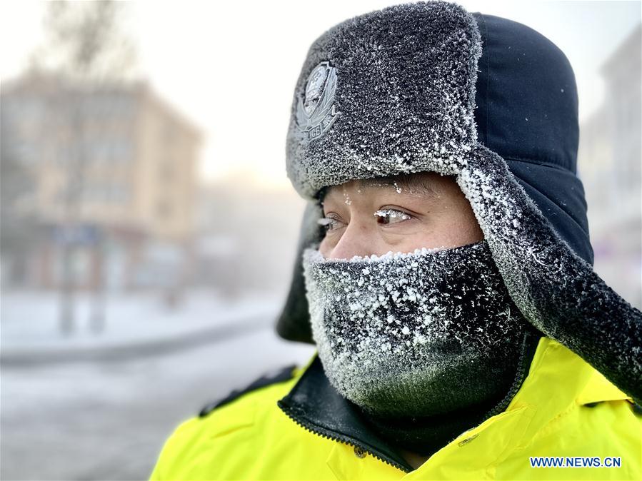 Mohe Traffic Police Work Outdoors In Extremely Cold Weather- China.org.cn