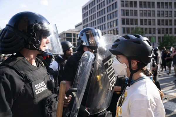 Trump signs executive order on policing - China.org.cn