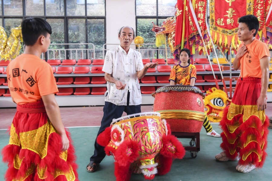 Lion dance tradition roars back to life - China.org.cn