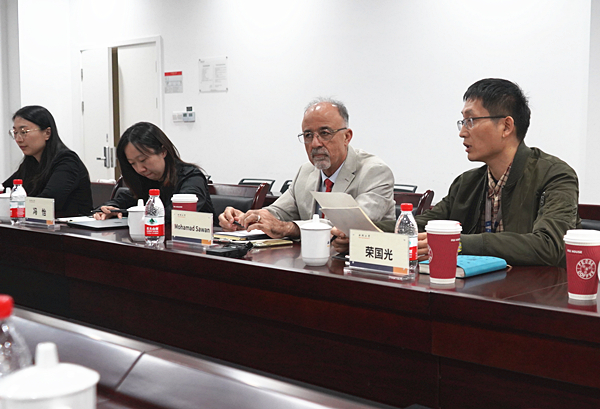  This photo taken in Hangzhou on Nov. 9 shows Mohamad Sawan (r-2), an internationally renowned scientist in the field of smart medical devices, discusses why he decided to join Westlake University. [Photo by Li Huiru / China.org.cn]